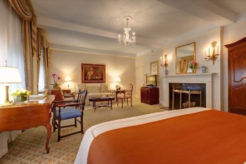 Enjoy the luxurious faux fireplace in each of our Junior Suite to add romance to any occasion.