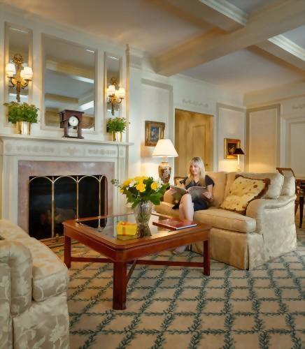 Sit back in the Presidential Suite honoring Vladimir Horowitz and enjoy the faux fireplace before you.  The living room in this suite is so bright and airy as it faces 54th Street.